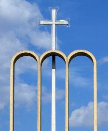 Os trs arcos da Catedral, encimados pela Cruz armnia