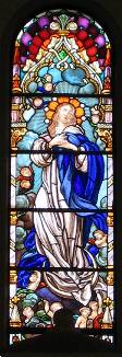 Assunção de Nossa Senhora: vitral central em estilo 'art noveau'