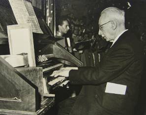 Furio Franceschini ao rgo na inaugurao da Catedral da S