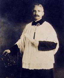 Furio Franceschini como cantor da Capela Sistina, ano santo de 1925, sob regncia de seu amigo Lorenzo Perosi, que dem ganhou uma batuta