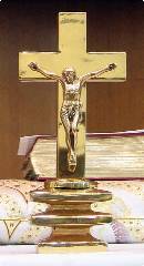 crucifixo sobre o altar