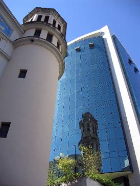 Torre da Igreja e seu reflexo no prdio vizinho