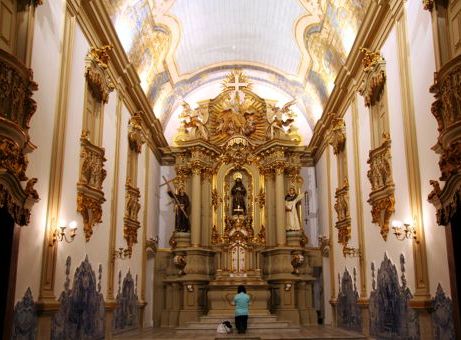 Parquia So Francisco de Assis: altar-mor - So Francisco, ladeado por Santo Antnio de Pdua e So Domingos