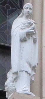 imagem de Santa Terezinha na frente da Igreja